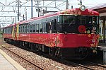 /upload.wikimedia.org/wikipedia/commons/thumb/e/e0/JRW_kiha48_hanayomenoren_20160529.jpg/1200px-JRW_kiha48_hanayomenoren_20160529.jpg