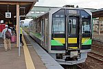 長万部駅に到着した函館本線（山線）の列車はH100形