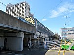 横須賀線武蔵小杉駅を発車する相鉄線海老名行きE233系と増設工事中の下りホーム
