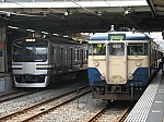 成田駅で並ぶE217系「エアポート成田」と113系鹿島神宮行き(2007/8/6)