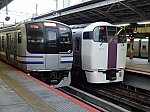 横浜駅9番線に到着したE217系横須賀線下り列車と、8番線に入線した215系回送(2020/7/8)