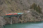 110402 阿賀野川沿いを走る石油返空列車