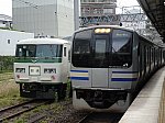 横須賀駅に留置中の185系6両編成、3番線に到着中の横須賀線E217系11両編成久里浜行き(2021/6/12)