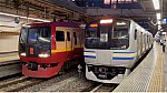 品川駅14番線に停車中の253系回送、15番線に到着するE217系15両編成(2021/7/10)