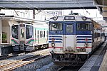 会津若松駅に停車するJR東日本E721系とキハ40系