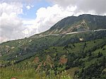 横手山の山腹に沿う国道292号