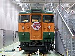 京都鉄道博物館で展示される115系D-27編成（クモハ＋モハの2両）を正面から撮影。