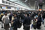 東海道新幹線の運転見合わせで混雑するＪＲ新大阪駅＝１８日午後４時２２分、大阪市淀川区（沢野貴信撮影）