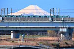 霊峰富士をバックにE233系7000番代が荒川を渡る