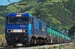 新緑の篠ノ井線を走るEH200牽引の石油貨物列車