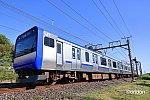 E235系1000番台、青い車体と青い空