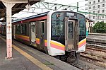 吉田駅に停車中のE129系