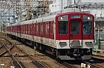 弥刀駅に入線する近鉄9200系(FC51/9201編成)