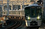 カーブして美章園駅を通過する225系5100番台(HF435編成)