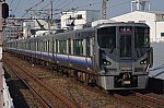 直線区間を走り桃谷駅に到着する223系5000番台(HF429編成)