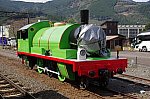 家山駅留置線に停車している「パーシー」顔をシートで隠された状態。車体が黄緑色の「トーマス」シリーズのSL