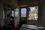 ほくほく線HK100形、立ち席で出発・・・