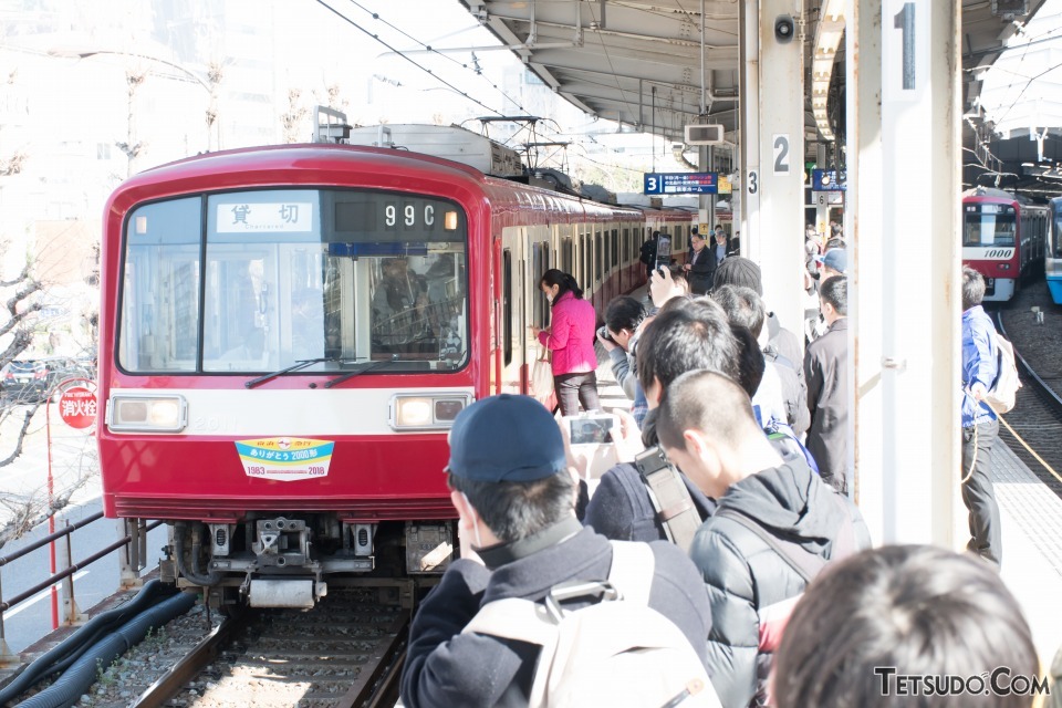 品川駅で発車を待つ特別貸切列車「ありがとう2000形」。同駅を始め、沿線には多くのファンが詰めかけた