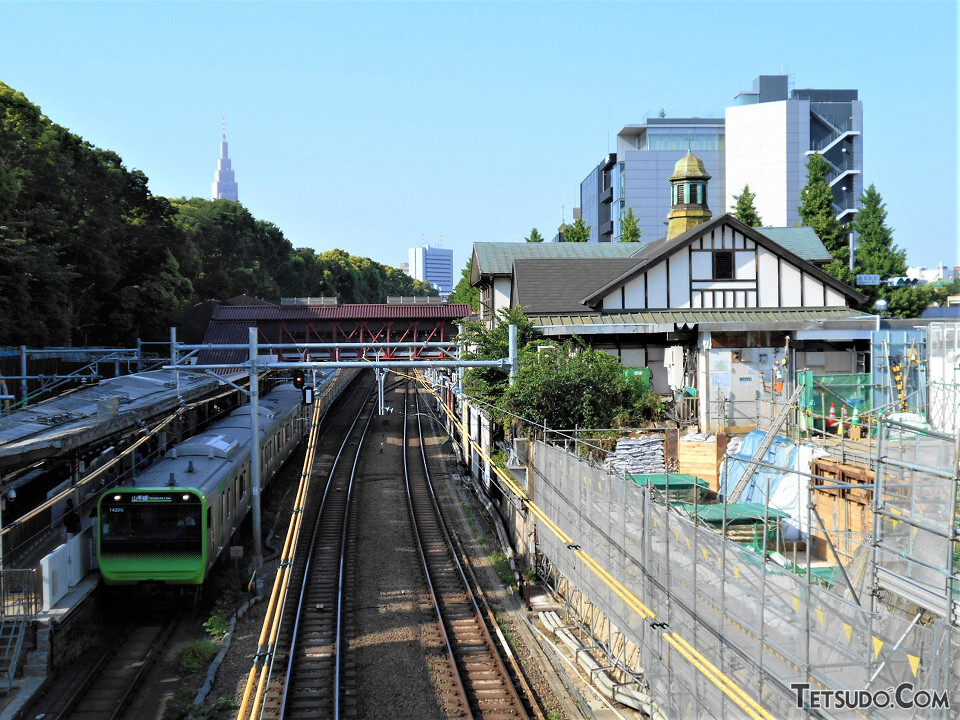 原宿駅南側に架かる神宮橋から見た駅の様子。右側の用地では、鉄骨造り2層の新しい駅舎を建てるための準備が進められています。新駅舎建設にともない、現行の駅舎はなくなるため、橋からの眺めも2年後には大きく変わることでしょう