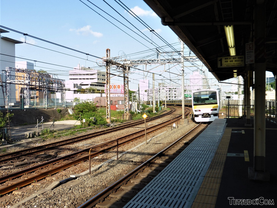 御茶ノ水方面ホームを出る列車。信濃町駅での改良工事では、御茶ノ水、新宿両方面にホームドアが整備されます。工事が始まるまでは、カーブを進む列車をこのような状態で見ることができます