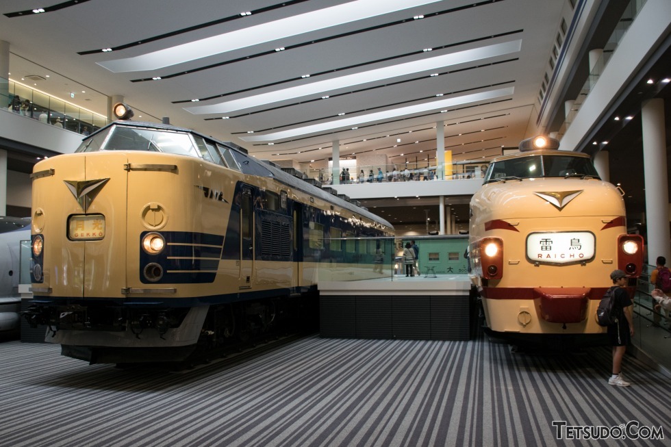 京都鉄道博物館に保存される489系（右）と583系（左）。583系は夜行列車や新幹線との接続をイメージするため、国鉄特急色を踏襲したパターンながら、青色を採用したデザインとなっています。583系グループと489系を含む485系グループは、ともに日本の特急列車網を昼夜問わず支えた存在でした