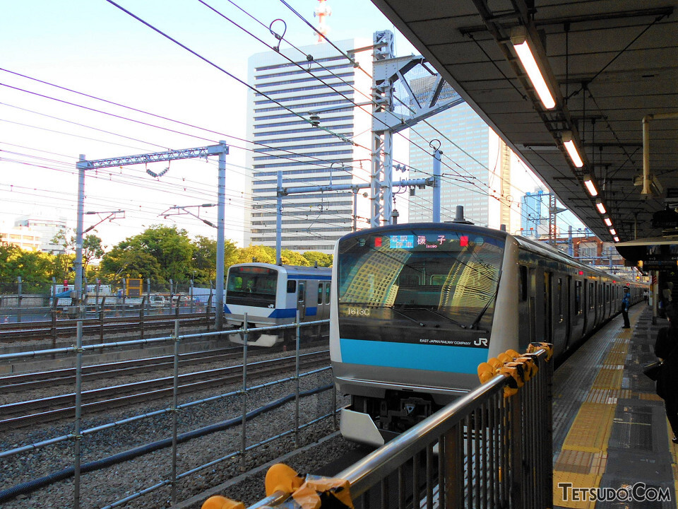 4番線に停車中の京浜東北線（南行）の列車。浜松町駅の京浜東北線側ホームドアは、2020年度第二四半期以降に設置される予定です