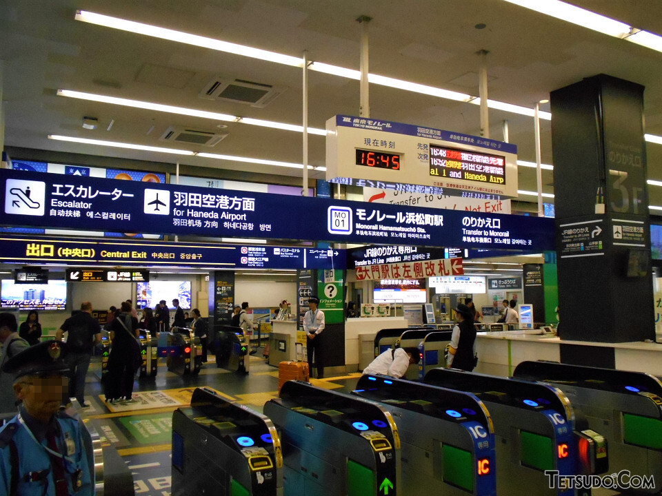 JRと東京モノレールとの乗換専用改札。かつてはJRからモノレールへの一方通行の乗り換え用でしたが、3月17日のダイヤ改正日にあわせて双方向の通行が可能となり、モノレールからJRへの乗り換えもできるようになりました。。改札機は方向別に配置が分かれており、手前の改札機がモノレール駅へ入る方、その後方の写真右に向かって進む改札機がモノレール駅から出る方の専用になります。写真奥の改札機は、乗り換え用ではなく、モノレールの改札外コンコースとの入出場用です