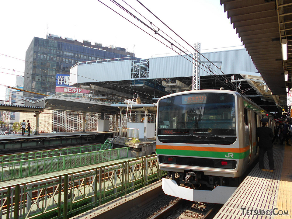 東海道本線の2番線ホームを発車する上野東京ラインの列車。同ホーム上部から、左の2つのホーム上部にかけ、大屋根にあたる構造物を見ることができます。大屋根は、ホーム全体をカバーする大きさではないものの、南北で150メートル以上の長さがあります