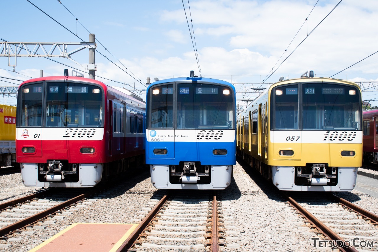 左から、2100形2101編成、600形「KEIKYU BLUE SKY TRAIN」、新1000形「KEIKYU YELLOW HAPPY TRAIN」