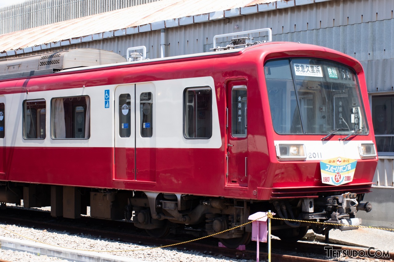 3月の特別貸切列車「ありがとう2000形」で使用された2000形2011編成。ブルーリボン賞受賞記念ヘッドマークを掲出していた