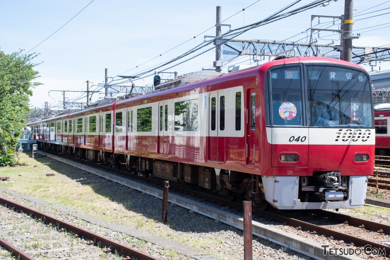 会場と京急久里浜駅間で運転された「お帰り臨時電車」。今回は新1000形1033編成が使用され、ヘッドマークも掲出された