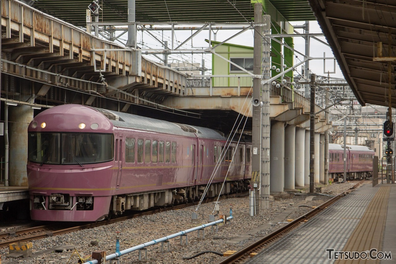 上野駅15番線に入線するジョイフルトレイン「宴」。今回の旅のもう一つの主役だ