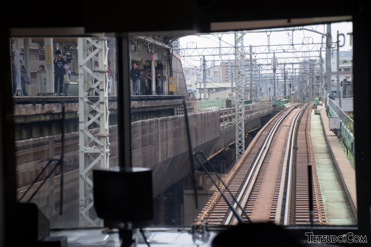 最後尾から貨物線を見る。左のホームが三河島駅