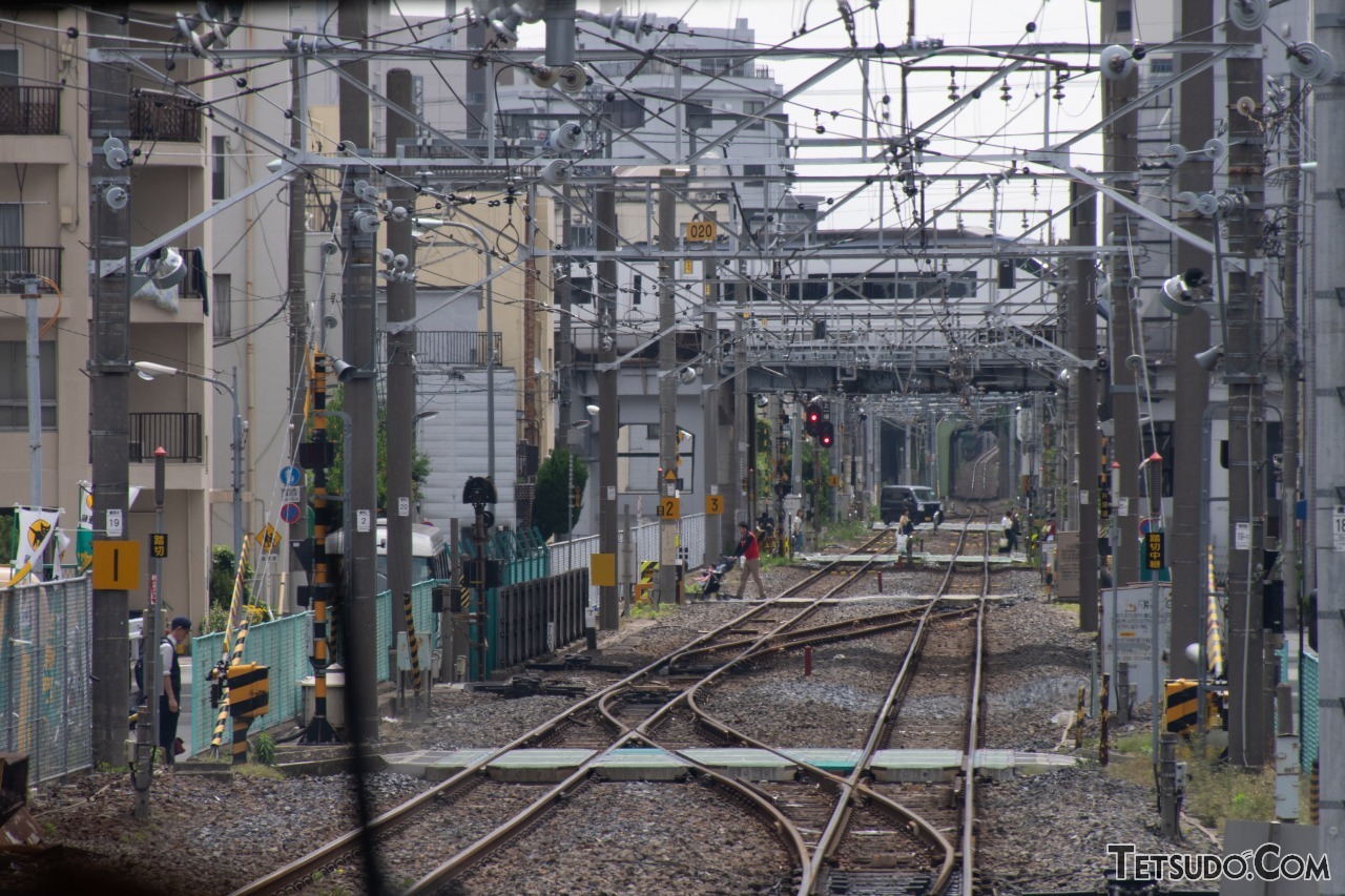 貨物支線では京成電鉄と交差する。タイミング良くスカイライナーが現れた