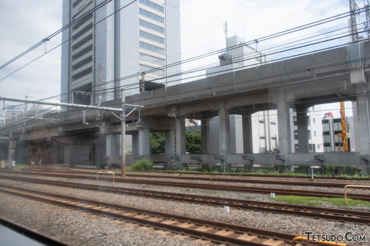 田端～赤羽間を走行中の車内から。この区間は東北貨物線、東北本線、京浜東北線、東北新幹線の4つの複線が並走している