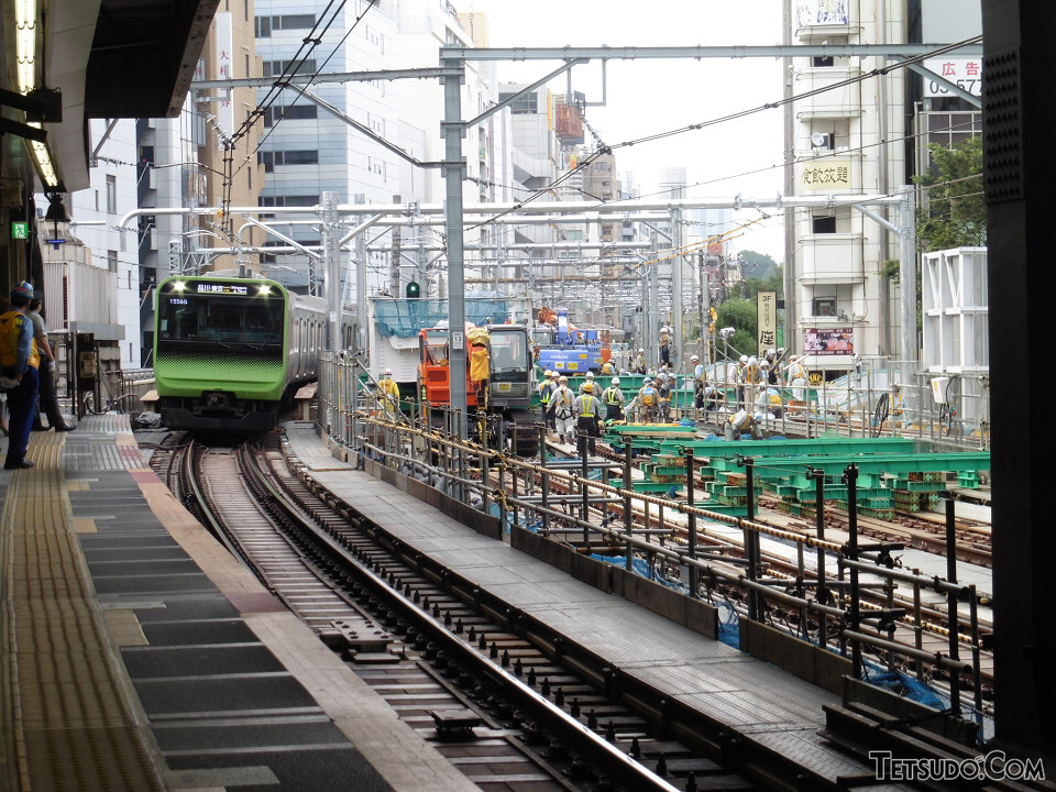 山手線渋谷駅、内回り（2番線）ホームから見た新宿方面の様子。右側が山手貨物線の線路です