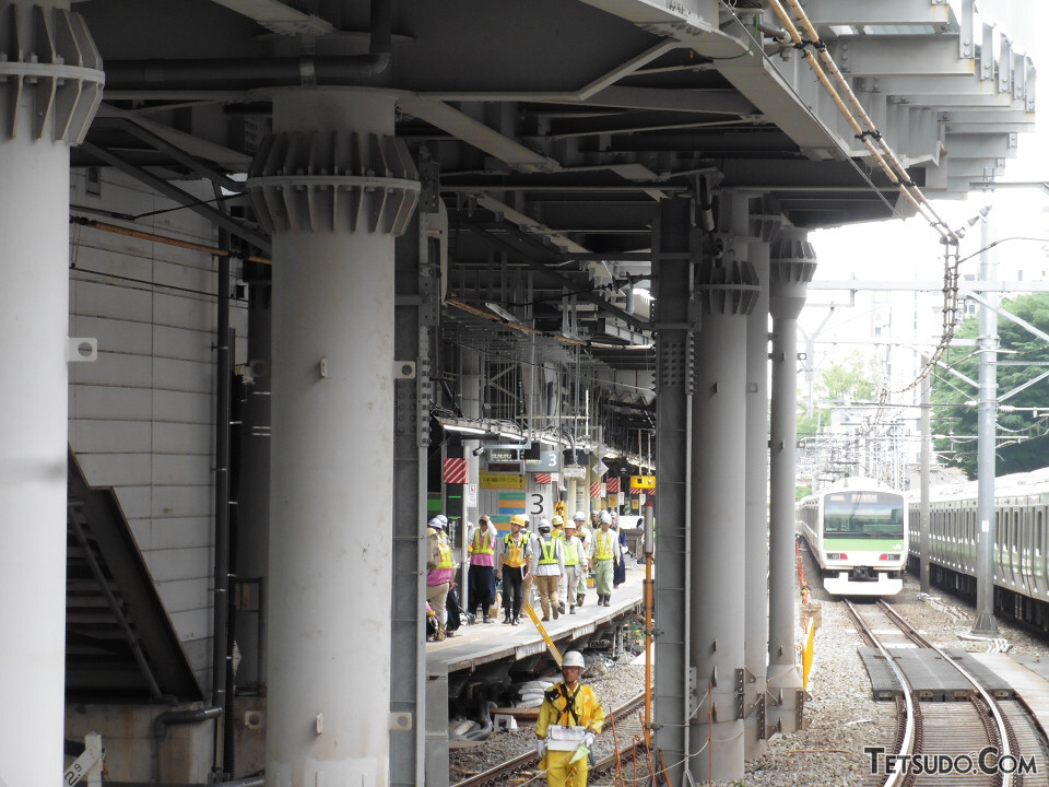 山手線ホームの南端部から見た埼京線ホームの様子。大勢の作業員の姿が見られました。上り線（4番線）側では、一部でホームをかさ上げする工事も行われました