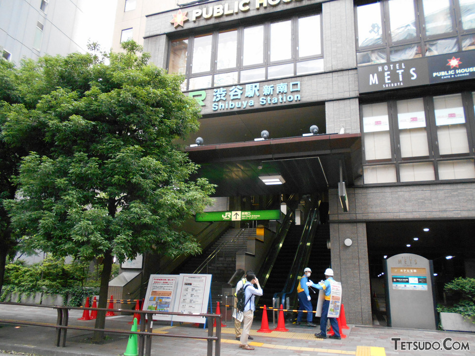 埼京線ホームに直結する新南口。工事当日は、地上出入口の前で閉鎖され、新南口駅舎に併設された一部施設に用がある人や関係者を除き、立ち入り禁止になりました