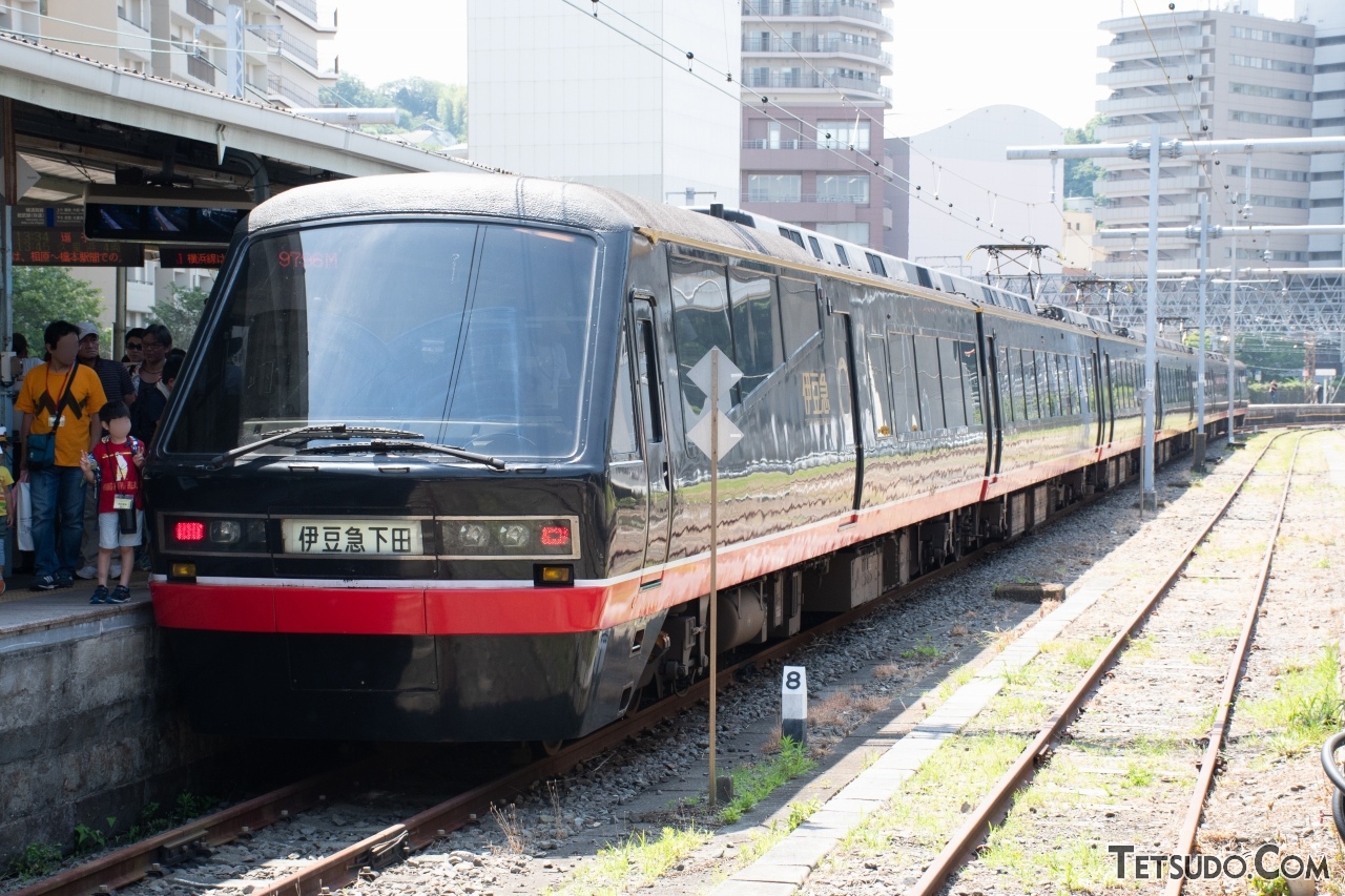 横須賀駅で展示された黒船電車。その名の通り、江戸時代末期に下田港に来航したペリー座乗の「黒船」をモチーフとした車両だ