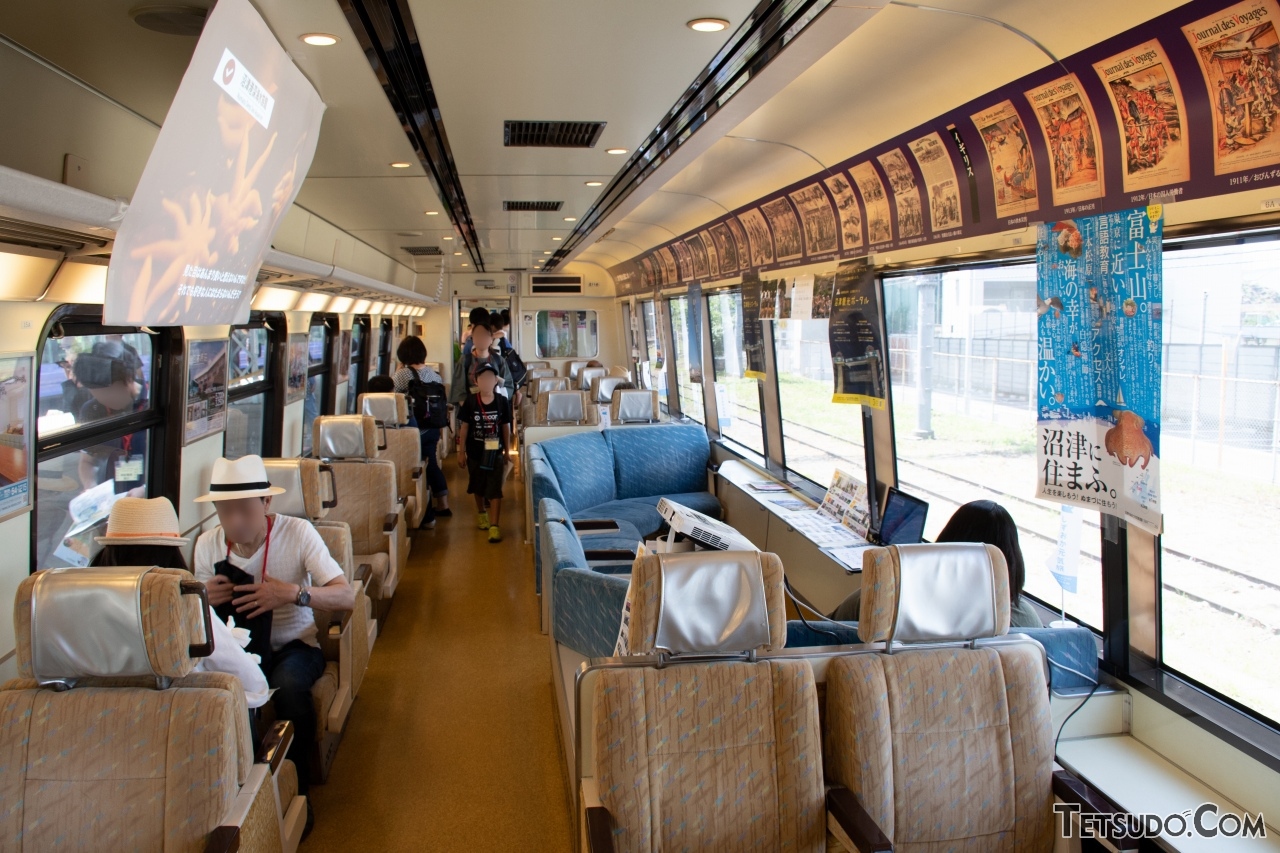 黒船電車の車内では、伊豆急行線沿線を始めとする伊豆半島のアピールが、休憩所を兼ねて行われていた
