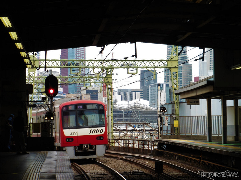 京浜急行電鉄の品川駅ホーム北端から見た品川新駅方面。白い屋根が新駅です