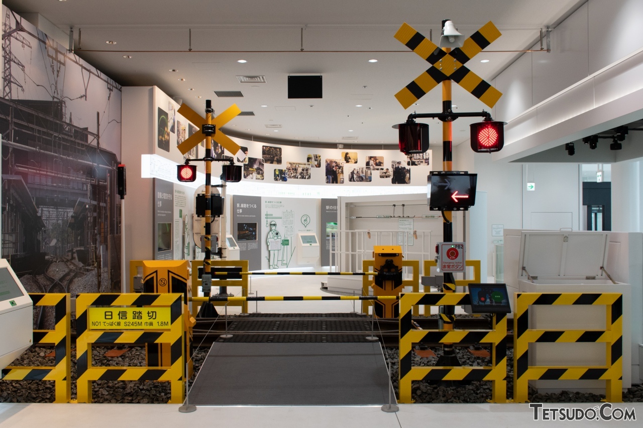 踏切などの安全設備も。日本信号のMWF II型や東邦電機工業の全方向踏切警報灯など、最新型の設備をそろえたとのこと