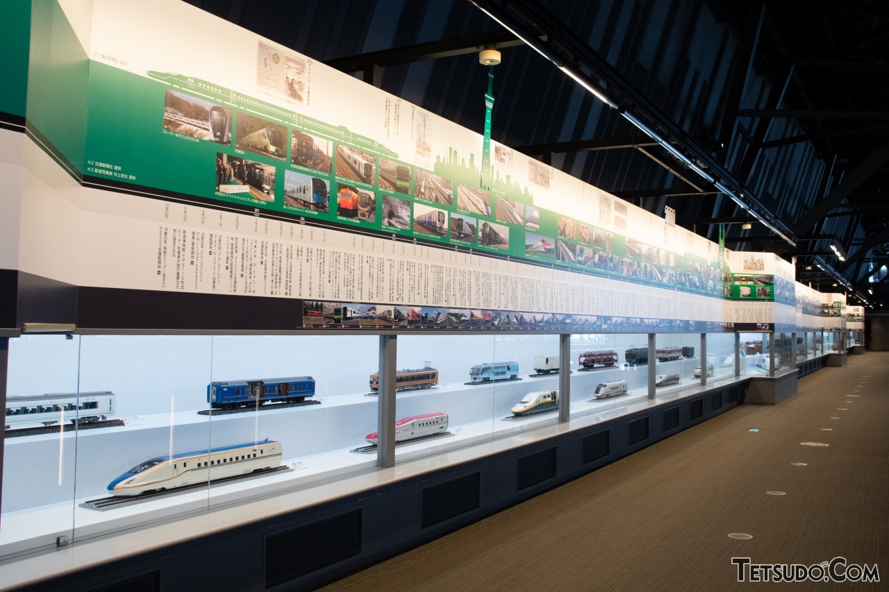 2階の歴史展示は、新館の歴史ステーションに集約。車両ステーションの展示は、模型も交えて解説する車両中心の歴史展示となりました