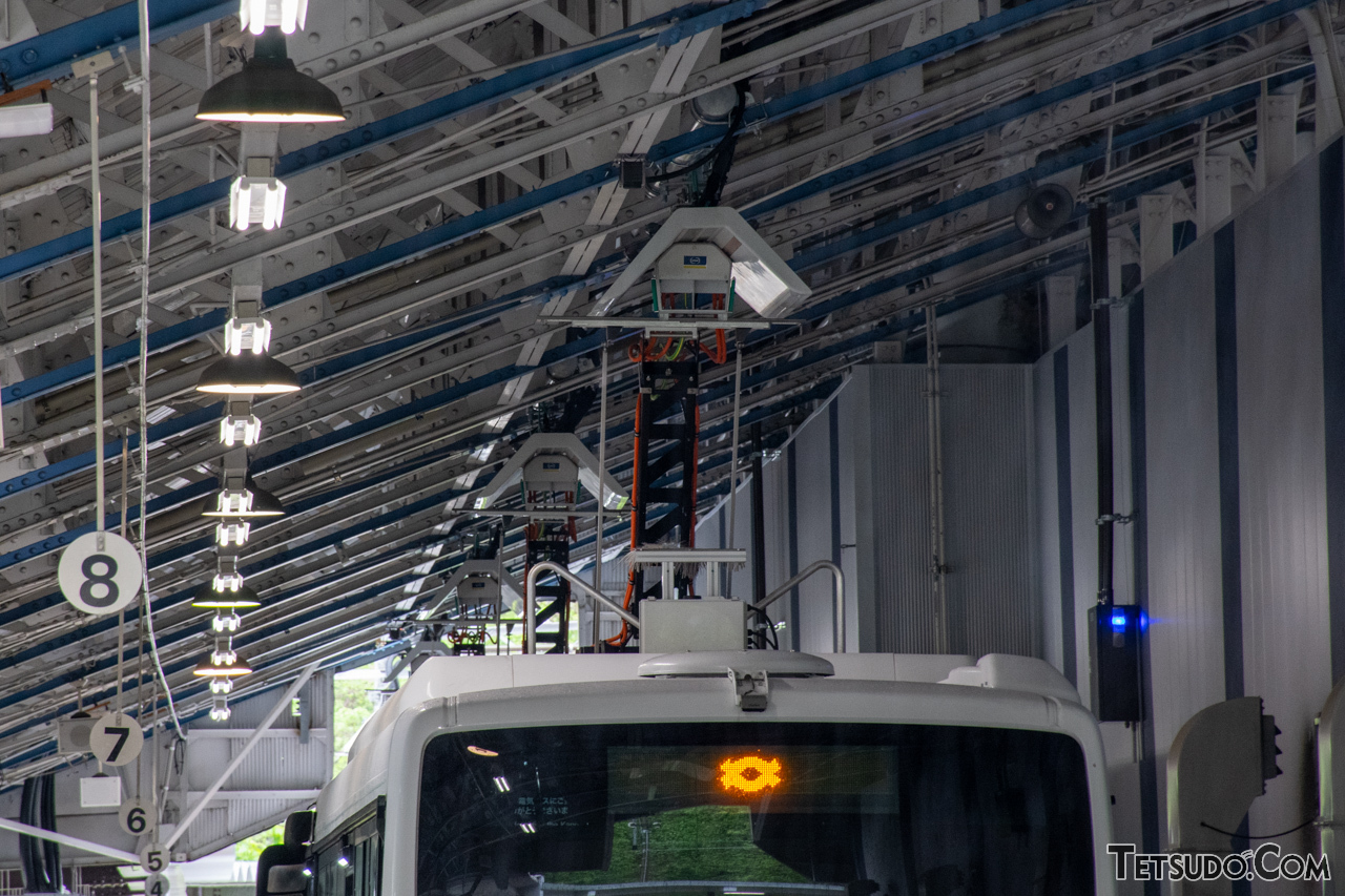 扇沢駅ではパンタグラフを用いて充電しています