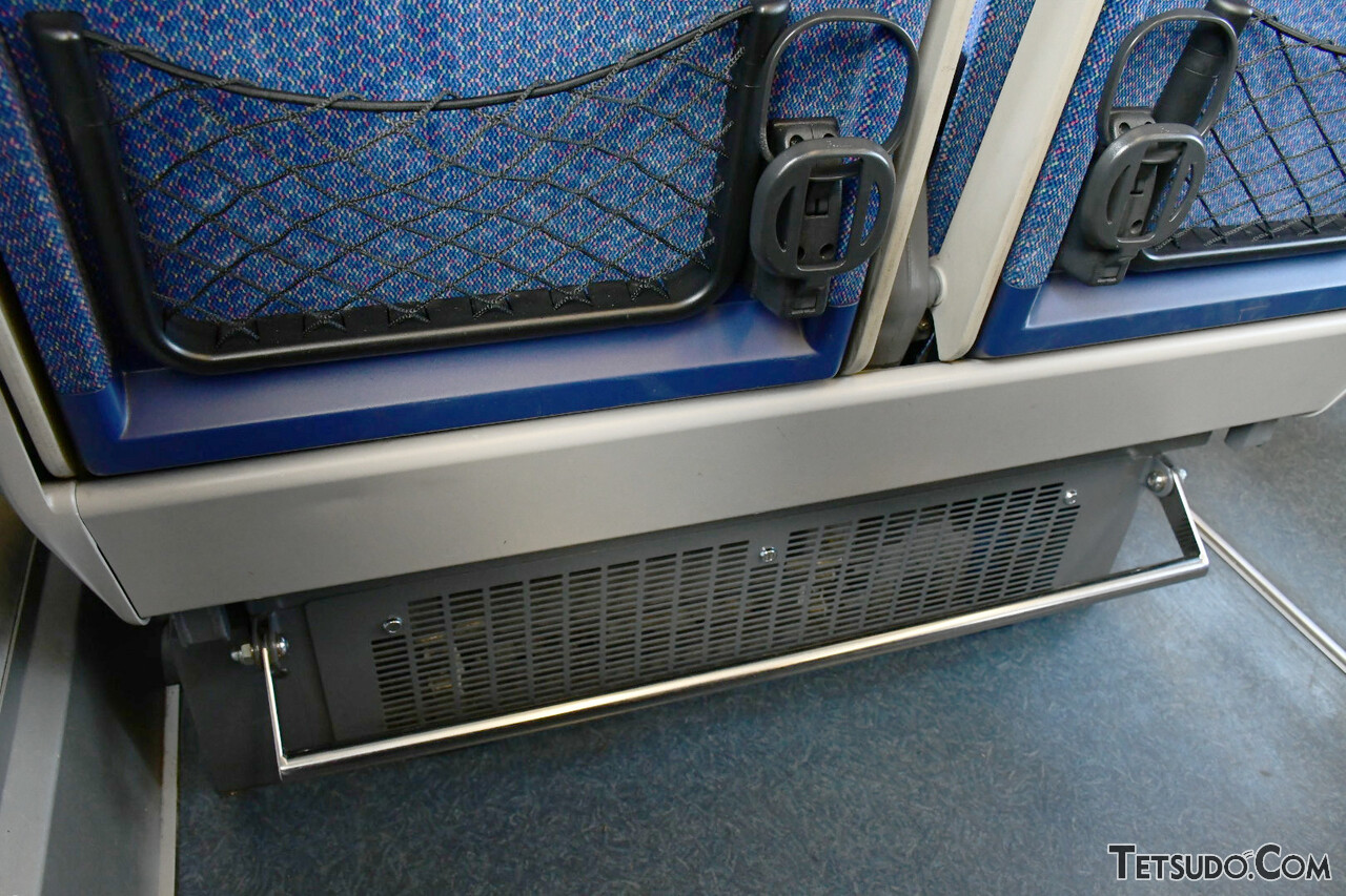 ニューレッドアローのシートピッチは1070ミリと広めですが、座席下には機器類があるため、思い切り足を伸ばすことはできません