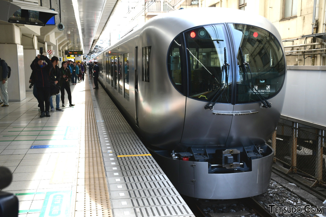 池袋駅に到着した「Laview」