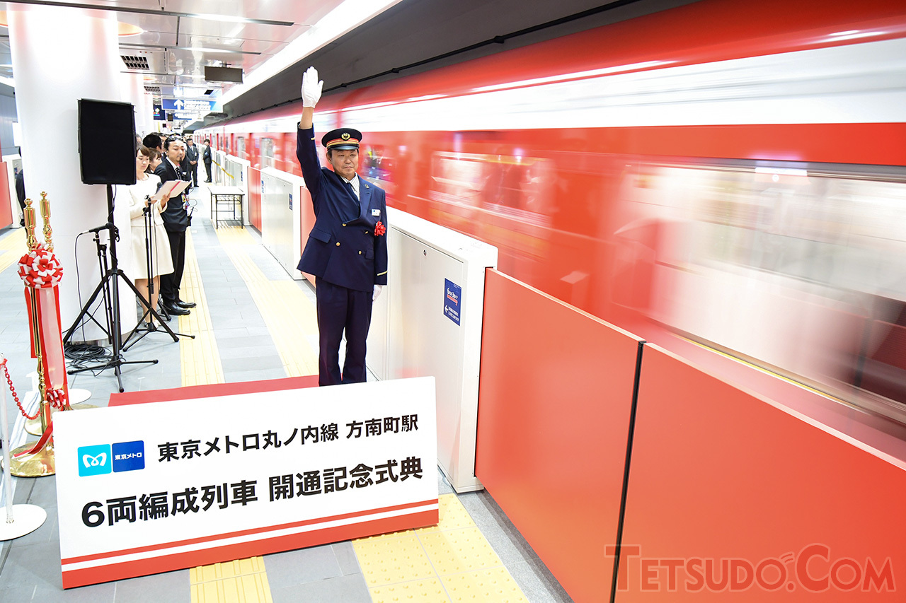 新宿駅務管区長の近藤泰志さんの合図により、2000系による6両編成の臨時列車が出発