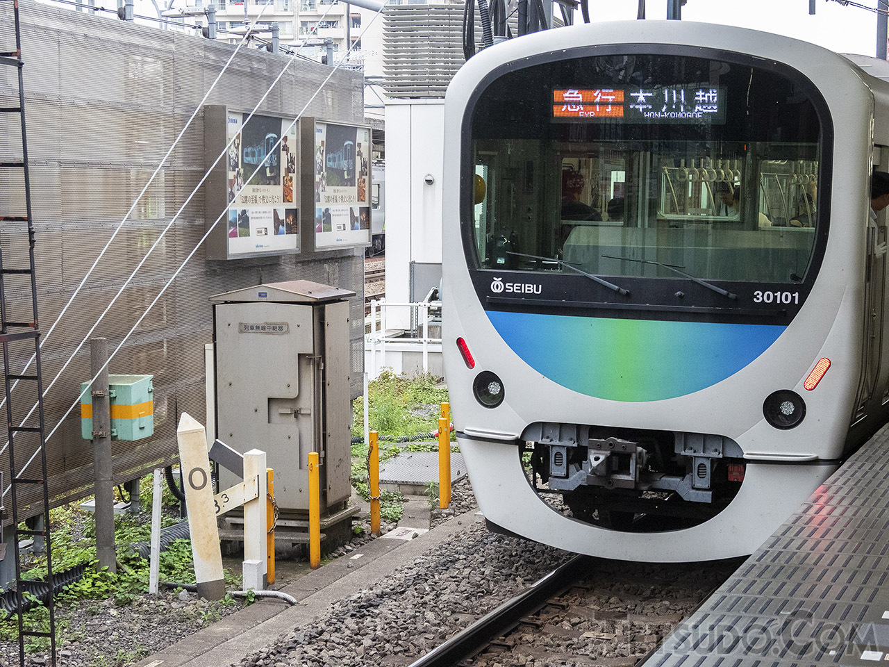 西武新宿線高田馬場駅にあるゼロキロポスト（左下）