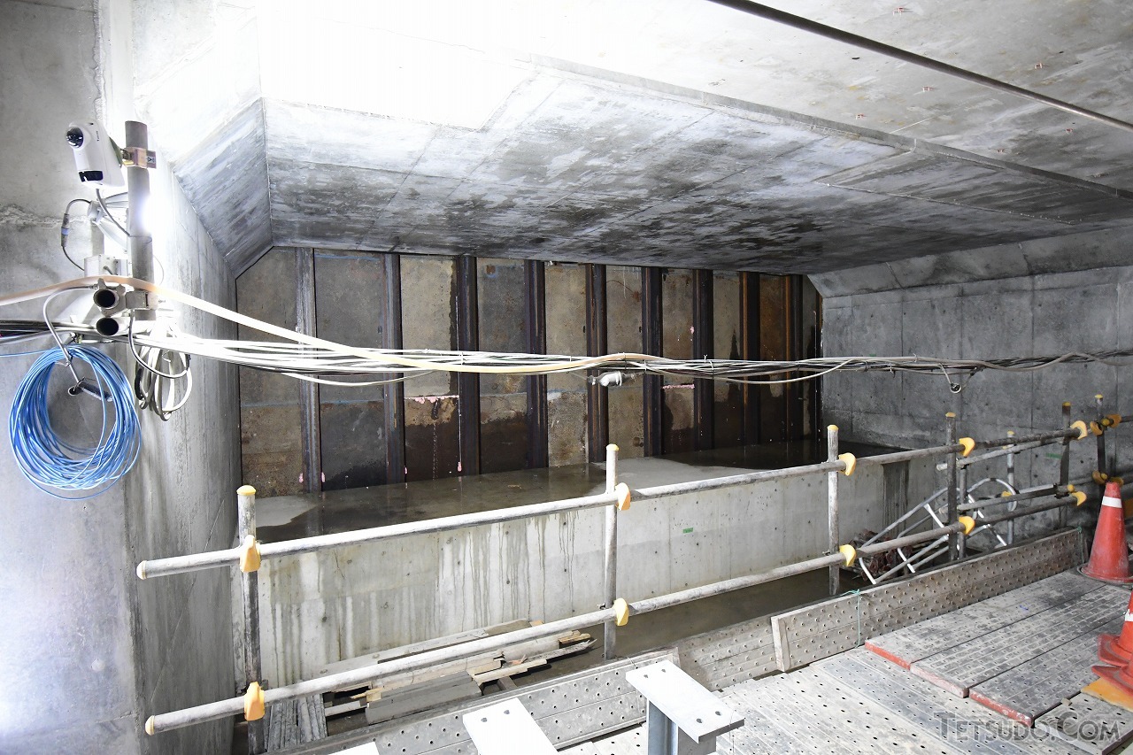 A線ホームに開いた空洞。こちらは2020年の暫定開業時に改札口が設置されるスペースで、将来的には「虎ノ門ヒルズ ステーションタワー（仮称）」とも接続する予定です