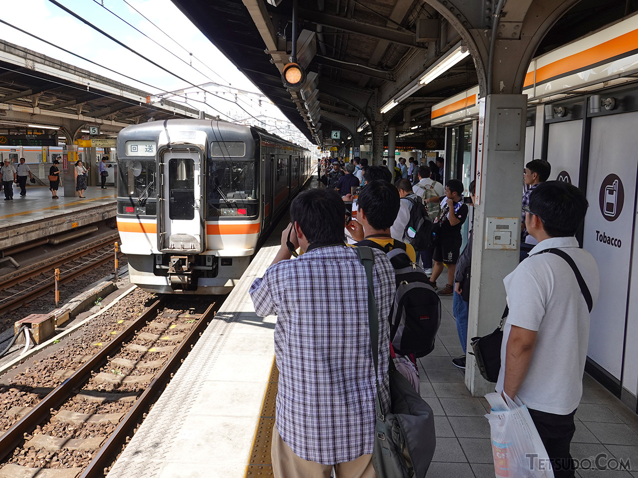 名古屋駅に到着。黄色い線の内側に下がって、去り行く列車を見送ります